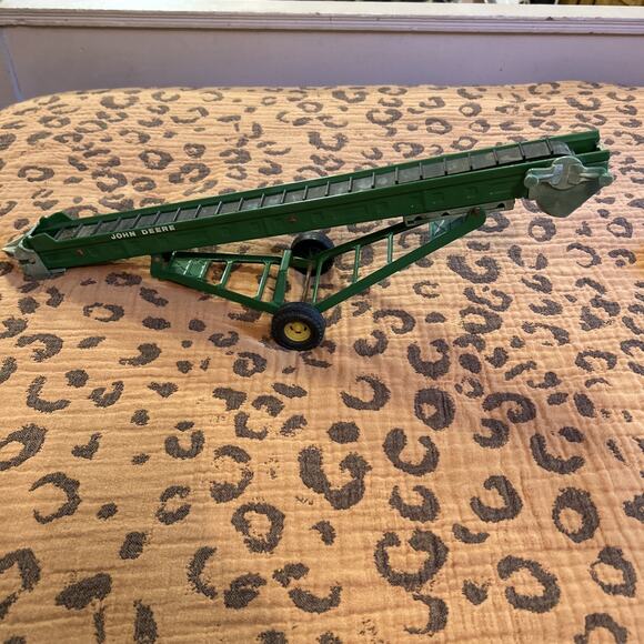 1/16 Scale ERTL John Deere Metal Hay Elevator *damaged but works - Picture 1 of 9